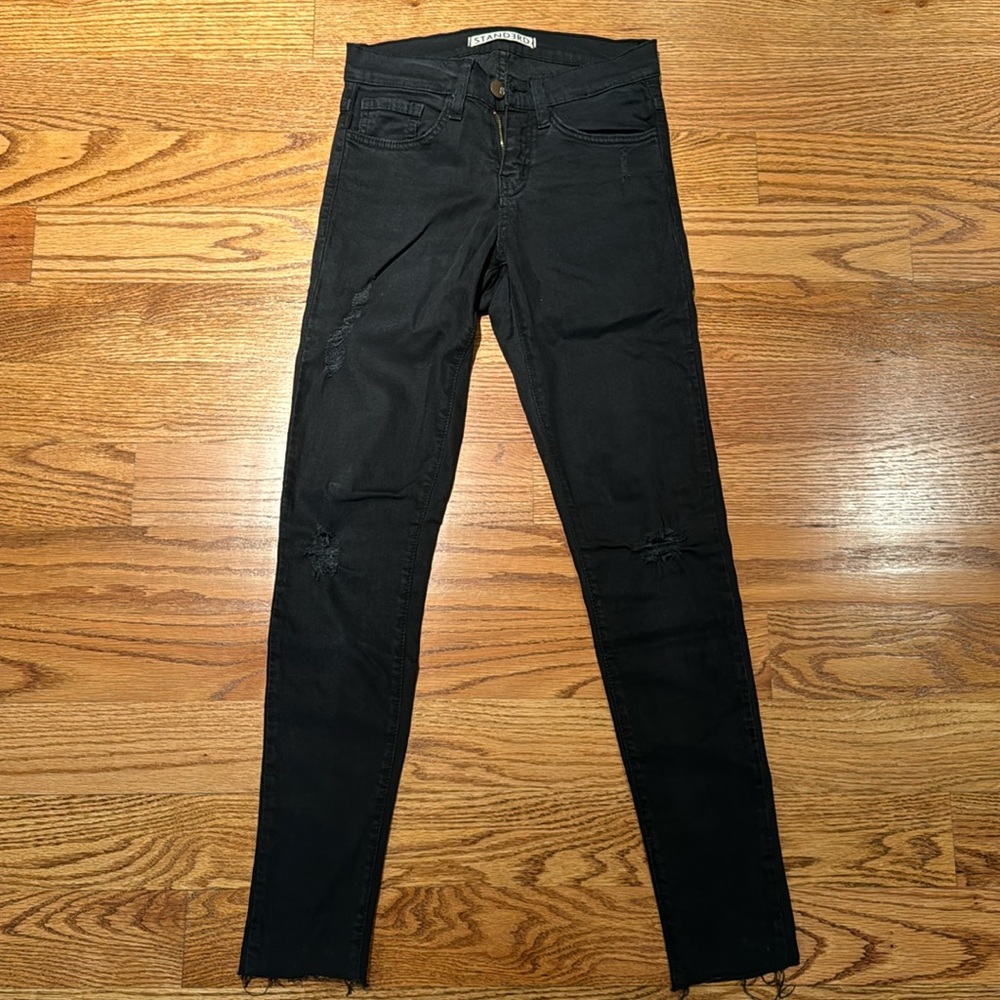 Lightly distressed black/dark gray jeans super soft material
